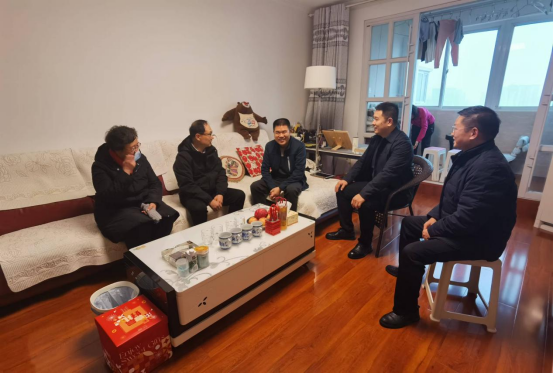 黨建引領(lǐng)聚合力 走訪慰問(wèn)暖人心—產(chǎn)業(yè)集團(tuán)開(kāi)展春節(jié)走訪慰問(wèn)老黨員活動(dòng)550.png