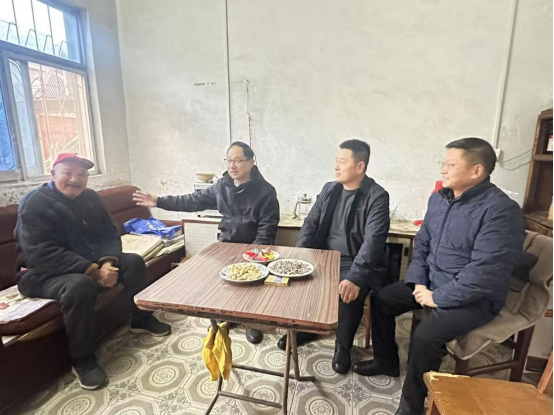黨建引領(lǐng)聚合力 走訪慰問(wèn)暖人心—產(chǎn)業(yè)集團(tuán)開(kāi)展春節(jié)走訪慰問(wèn)老黨員活動(dòng)627.png